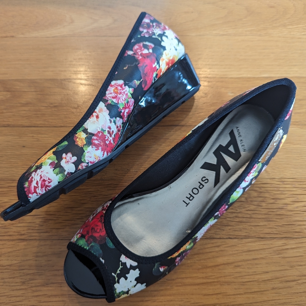Anne Klein Sport Camrynne Wedge Floral Women's Size 6